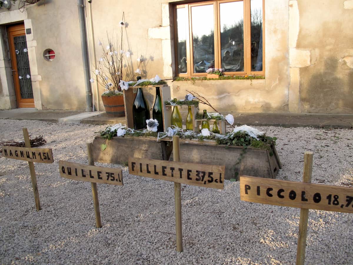 French signs describing sizes=